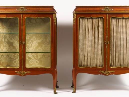 KRIEGER. Paire de vitrines de style Louis XV, ouvrant à deux portes vi