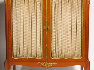 KRIEGER. Paire de vitrines de style Louis XV, ouvrant à deux portes vi