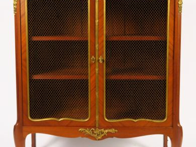KRIEGER. Paire de vitrines de style Louis XV, ouvrant à deux portes vi