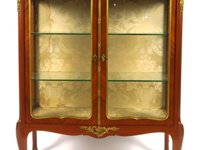 KRIEGER. Paire de vitrines de style Louis XV, ouvrant à deux portes vi