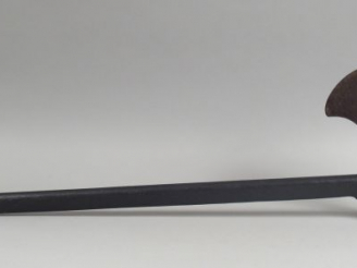 Vente aux enchères Grande hache de sapeur 930 mm de long fut en bois noirci, talon acier 