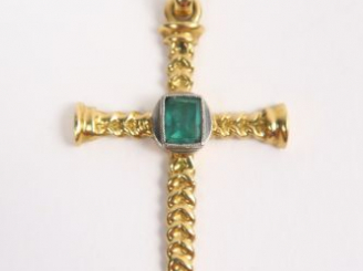 Vente aux enchères Pendentif en forme de croix en or, rehaussée d'une émeraude. Poids tel