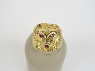 Vente aux enchères Chevalière en or en forme de gueule de lion. 23 g