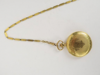 Vente aux enchères Montre savonnette de style Louis XVI en or et giletière en or. 94 g te
