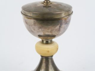 Vente aux enchères Ciboire 1940 en argent, poinçon Minerve, et ivoire. Poids tel : 383g.