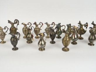 Vente aux enchères Ensemble de plateaux et de burettes dépareillés en argent et vermeil. 