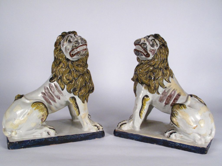 Paire de lions en faïence de l'Est, vers 1800.  Dim. 35 x 30 x 13,5 cm