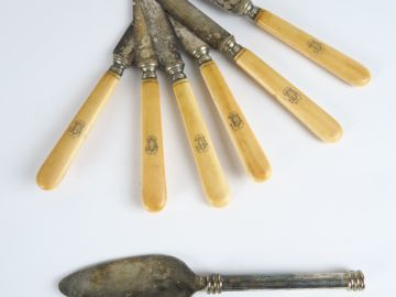 Suite de 6 couteaux à fruits, lames argent, manches ivoire monogrammés