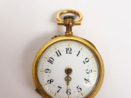 Petite montre de col 1900 en or.  Poids tel : 15 g  (manque le verre)