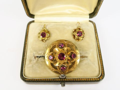 Parure Napoléon III en or et améthyste : broche et paire de boucles d'