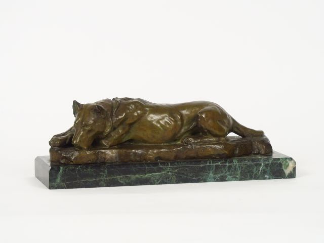 G.L. GUYOT. "Chien couché" Sculpture en bronze à patine brun vert, soc