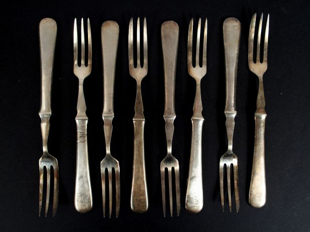 8 couverts à dessert en métal anglais