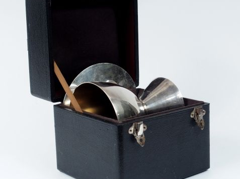 Calice moderne en argent et intérieur vermeil avec patène gravée du Ch