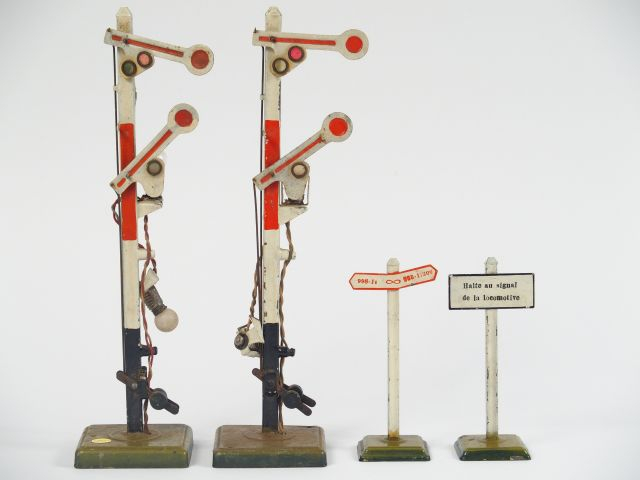 Lot de 2 sémaphores Marklin on y joint 2 panneaux de voie en bel état 
