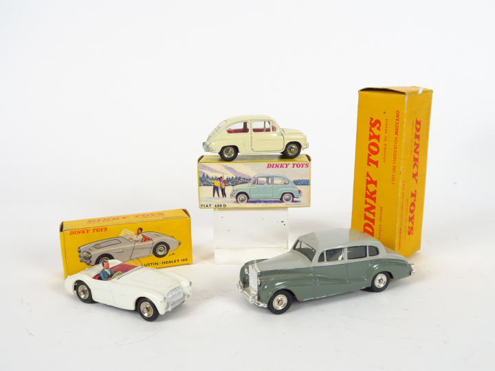 Lot de 3 miniatures Dinky Toys au 1/43e dont : - Fiat 600D crème intér