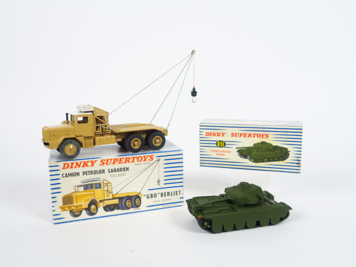Lot de 2 Dinky Toys :  - Camion pétrolier saharien ref. 888, très bel 