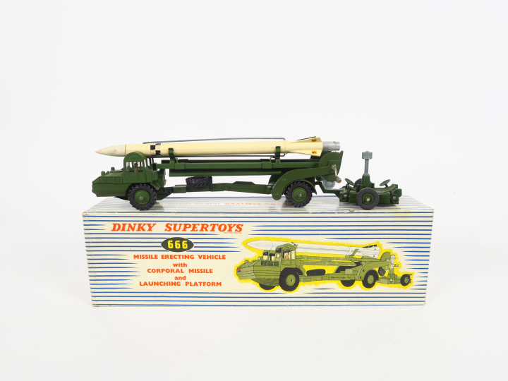 Dinky Supertoys : Missile erecting vehicle ref. 666 with corporav miss