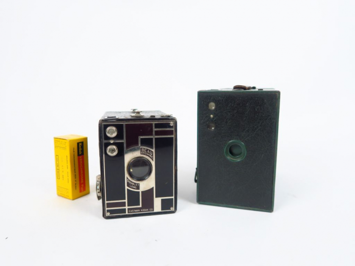 KODAK.   - Un box Art Deco 6x9 Beau Brownie, façade noir et marron. Un