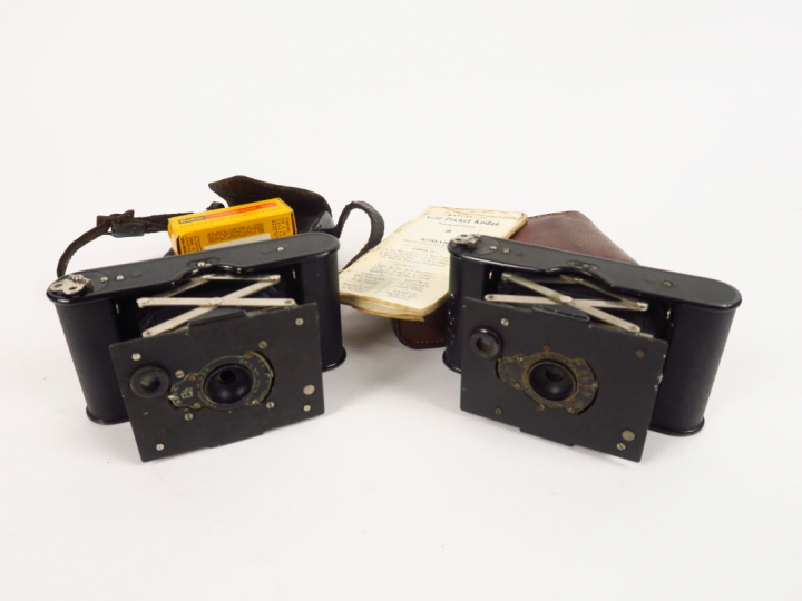 KODAK. Deux Vest Pocket, modèles différents avec étuis et une pellicul