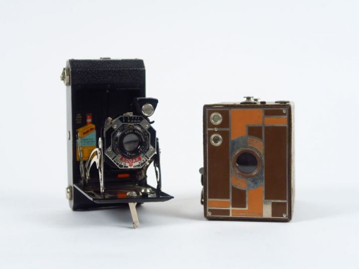 KODAK. Art Deco :  - Box Beau Brownie façade marron et beige format 6x