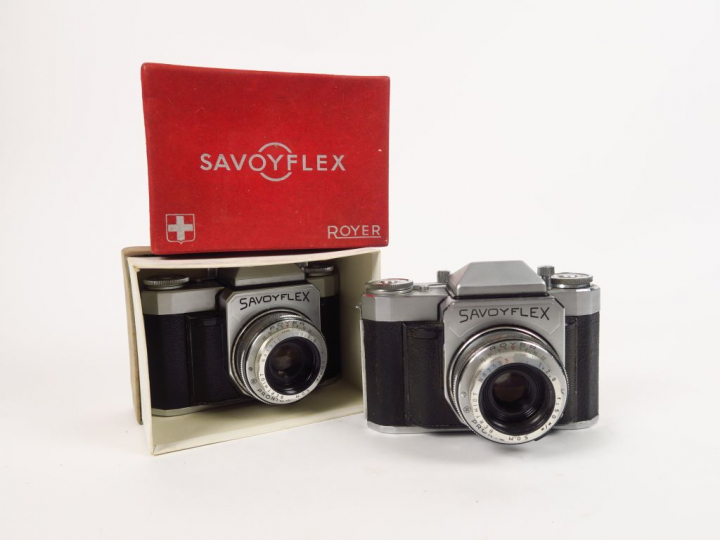 ROYER. Deux Savoyflex avec objectif Berthiot 2,8/50 mm. Une boîte. Méc