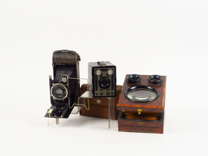 Trois appareils : - KODAK. Box 6x9 Brownie Junior 6-20 avec façade Art