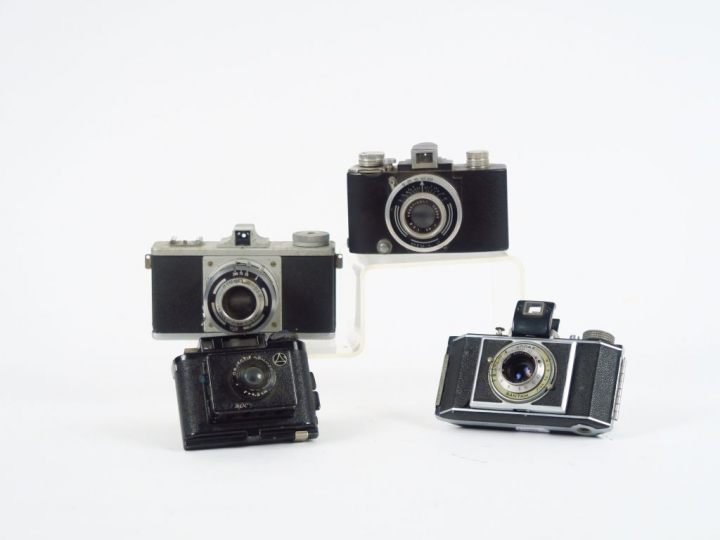 Quatre appareils : - Kodak. Bantam. Objectif Kodak Spécial 4,5/48 mm  