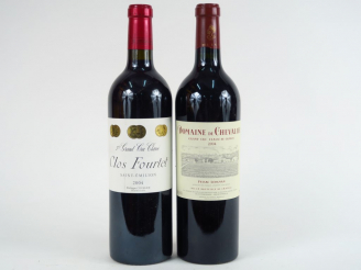 Vente aux enchères 2 BOUTEILLES de 2004 : 1 CLOS FOURTET 1er GCC ST EMILION - 1 DOMAINE D