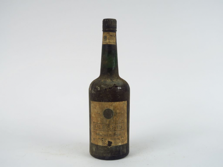 1 TRES VIEILLE BOUTEILLE PLESSIS PINEAU DES CHARENTES - BS
