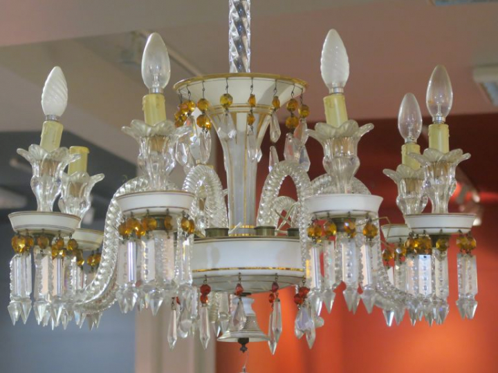 BACCARAT. Grand lustre à pampilles en cristal et opaline éclairant à 8