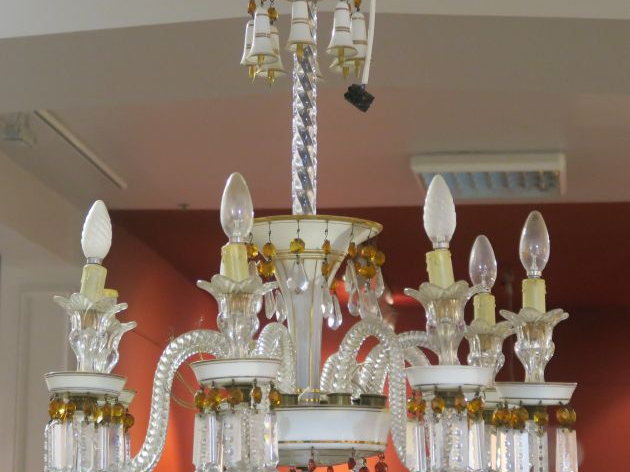 BACCARAT. Grand lustre à pampilles en cristal et opaline éclairant à 8