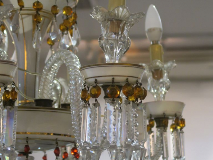 BACCARAT. Grand lustre à pampilles en cristal et opaline éclairant à 8