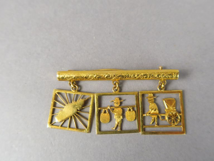Broche en or jaune, ornée de trois pendeloques. Poids. 7,38 g