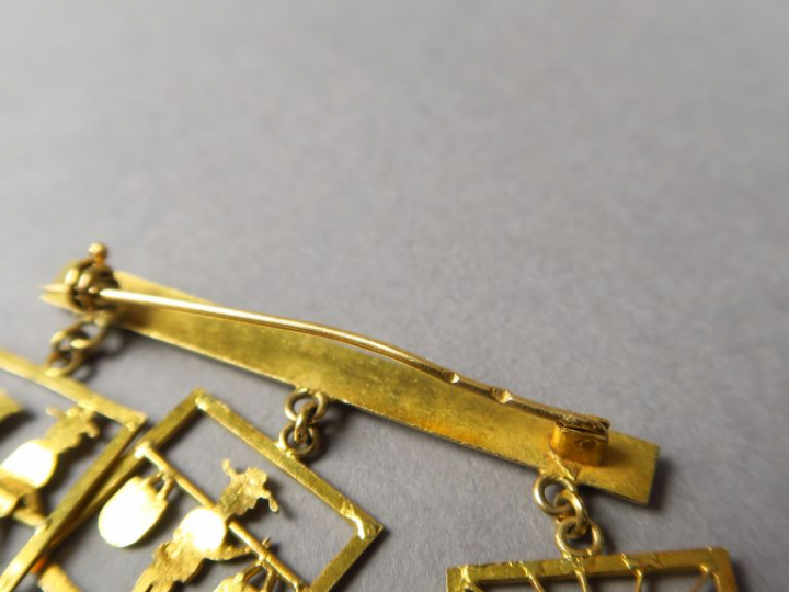 Broche en or jaune, ornée de trois pendeloques. Poids. 7,38 g