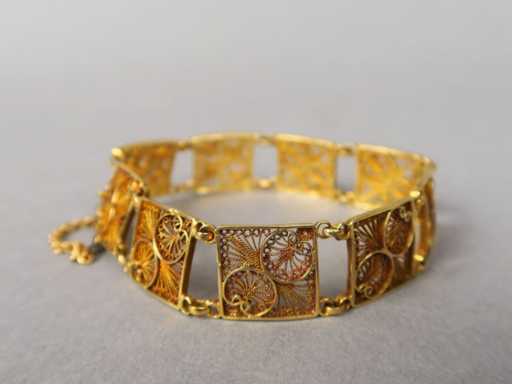 Bracelet articulé en or jaune, à décor de filigrannes. Poids. 16,56 g
