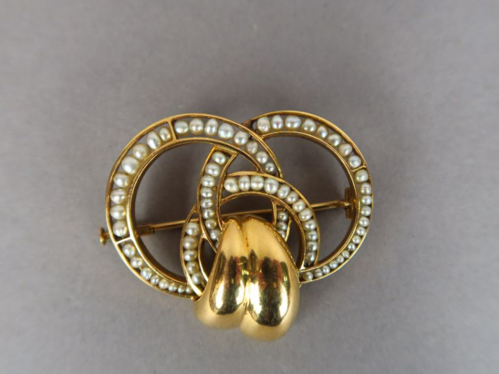 Broche en or jaune ornée de perles.  Poids tel. 14,90 g