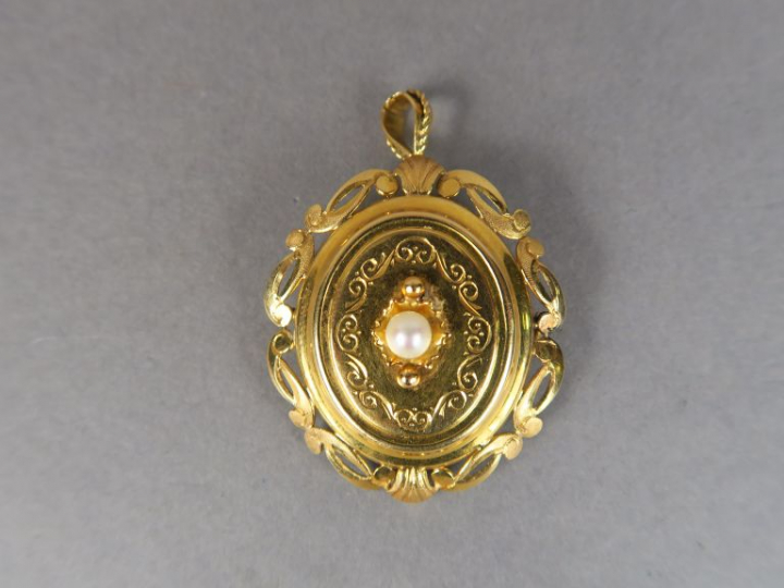 Broche/Pendentif en or jaune, orné en son centre d'une perle. Poids te