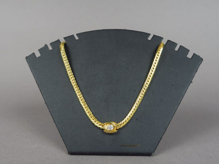Collier souple en or jaune, orné d'un brillant.  Poids tel. 24,3 g
