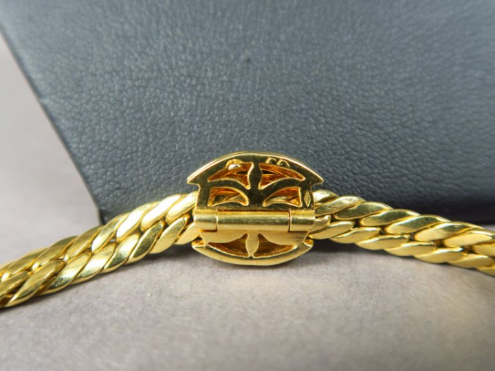 Collier souple en or jaune, orné d'un brillant.  Poids tel. 24,3 g