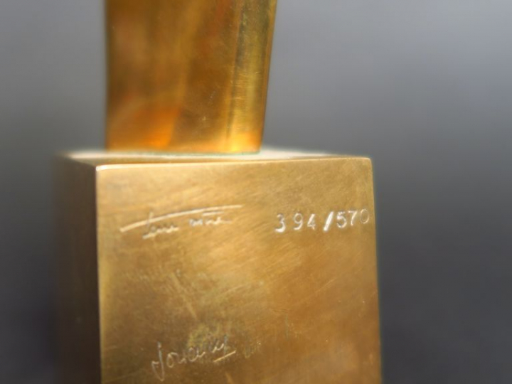 Danielle SOUANIN "Vierge à l'Enfant" Sculpture en bronze doré.  Signée