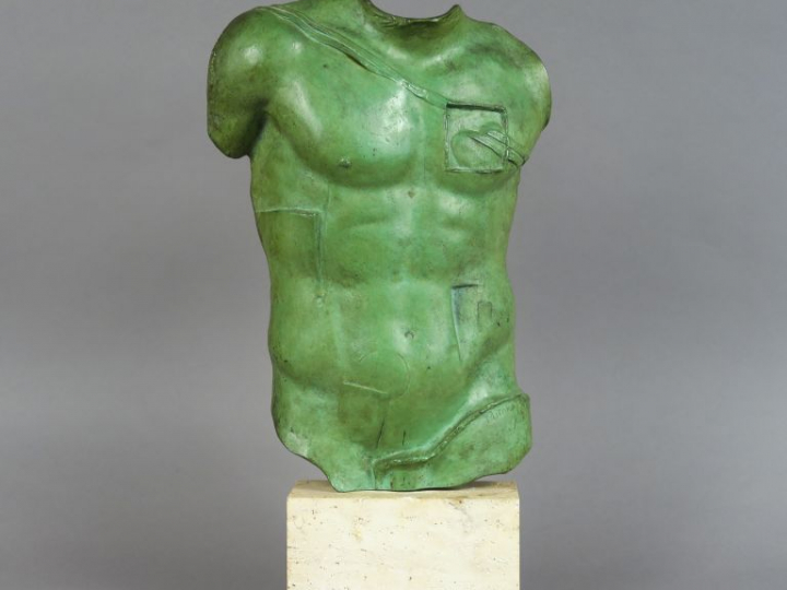 I. MITORAJ  "Persée" Sculpture en bronze à patine verte, reposant sur 