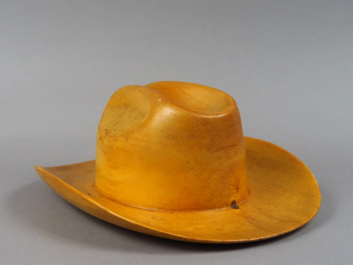 Chapeau décoratif en bois. Long. 38 cm