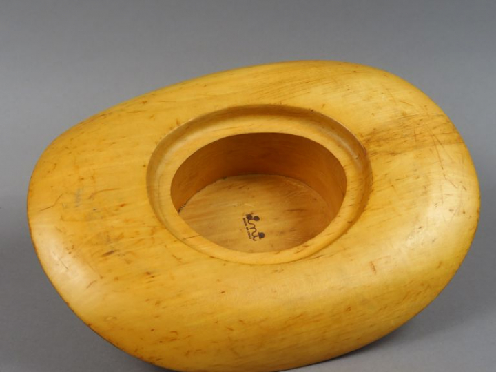 Chapeau décoratif en bois. Long. 38 cm