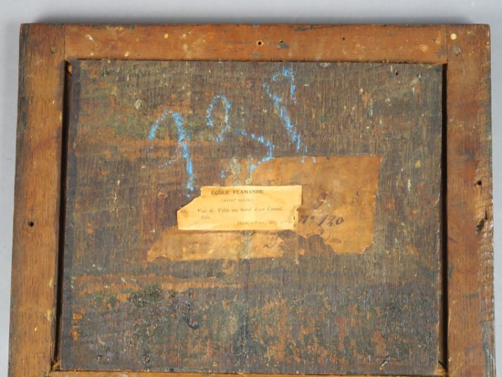 Ecole flamande XVIIIème  "Vue de ville au bord d'un canal" Huile sur p