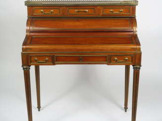 Vente aux enchères Bureau à gradin de style Louis XVI en acajou et placage d'acajou filet