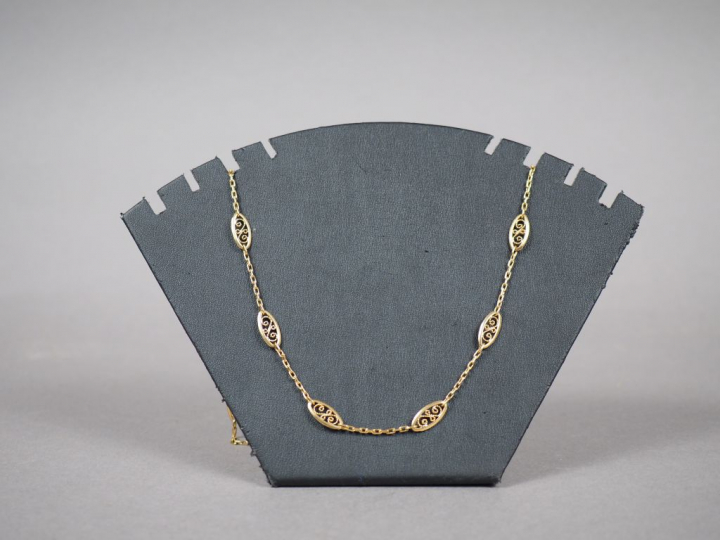 Collier en or jaune, à décor de filigranes.  Poids. 15,75 g
