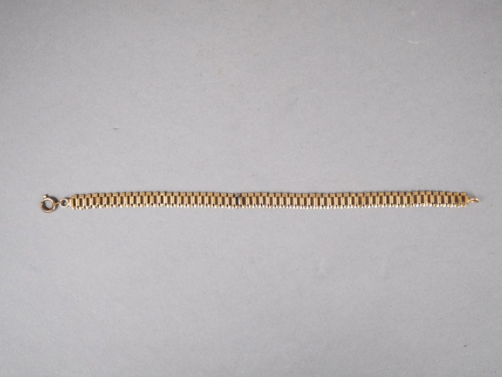 Bracelet articulé en or jaune, maille rectangulaire.  Poids. 13,29 g (