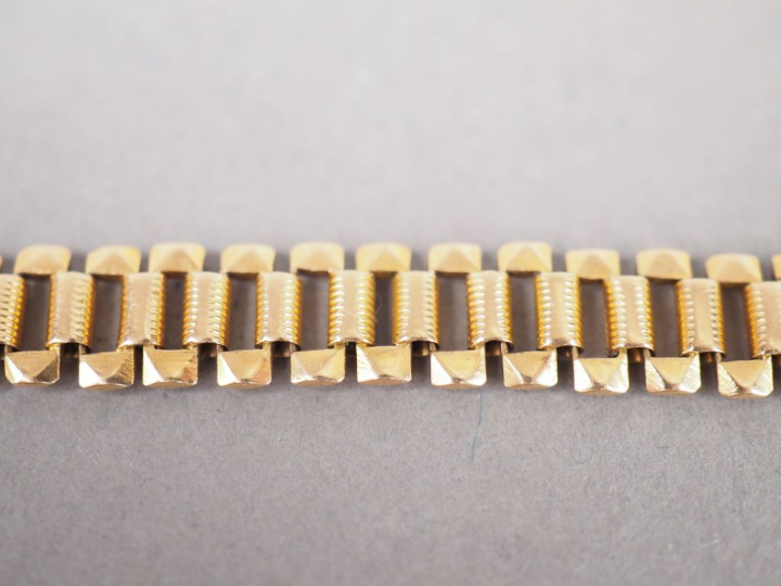 Bracelet articulé en or jaune, maille rectangulaire.  Poids. 13,29 g (