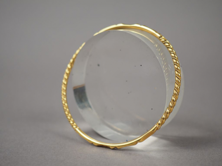 Bracelet jonc en or jaune.  Poids. 17,76 g