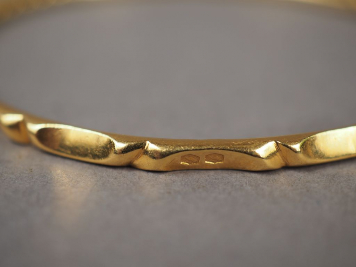 Bracelet jonc en or jaune.  Poids. 17,76 g